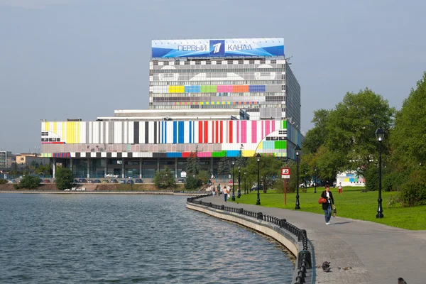 Ostankino centrum techniczne budynku, staw i park — Zdjęcie stockowe