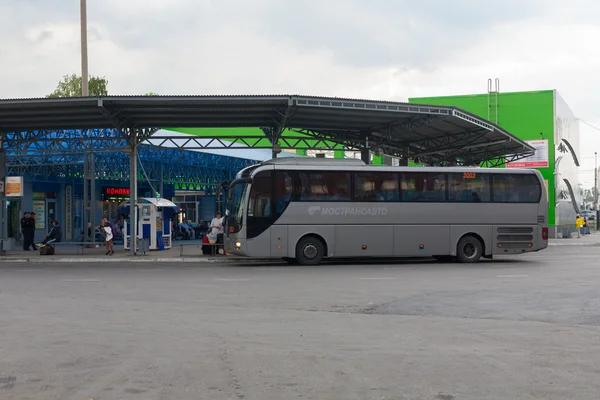 Großer Bus an einer Bushaltestelle — Stockfoto