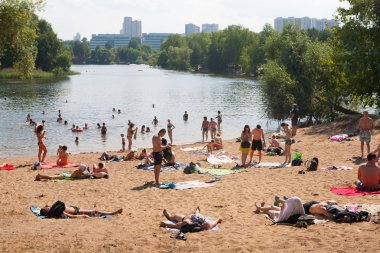 Yüzme ve Moskova Nehri plaj rahatlatıcı insanlar