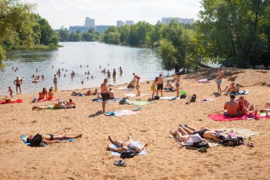 Yüzme ve Moskova Nehri Beach'te dinlenme insanlar