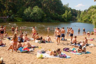 İnsanlar istirahat ve Moskova Nehri Beach'te Yüzme