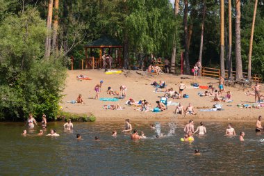 Yüzme ve Moskova Nehri Serebrya kumsalda güneşlenme insanlar
