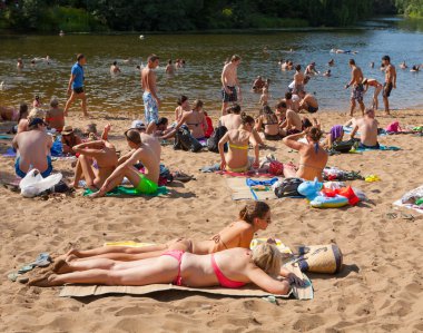 Güneşlenme ve yüzme Moskova Nehri Beach Serebrya, insanlar