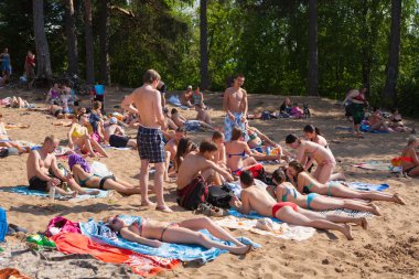 Kızlar ve çocuklar Beach'te güneşlenirken