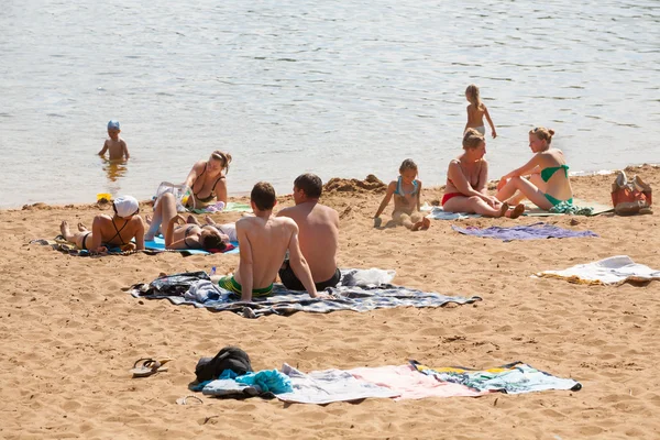 Lidé se opalují na pláži — Stock fotografie