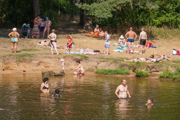 People swimming and relaxing on the beach — Stock Photo, Image