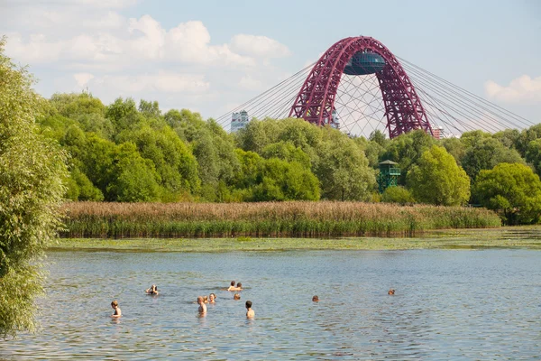 Persone che nuotano nel fiume Moskva — Foto Stock