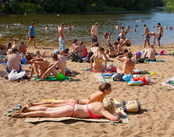 Les gens bronzer et nager dans la plage de la rivière Moskva à Serebrya — Photo