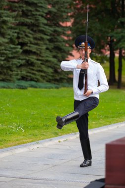 Değiştirme, onur bekçi törenle katılan asker