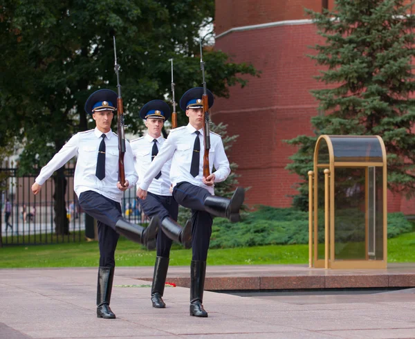 Trois soldats participent au changement de garde d'honneur — Photo