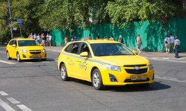 İki sarı taksi araba