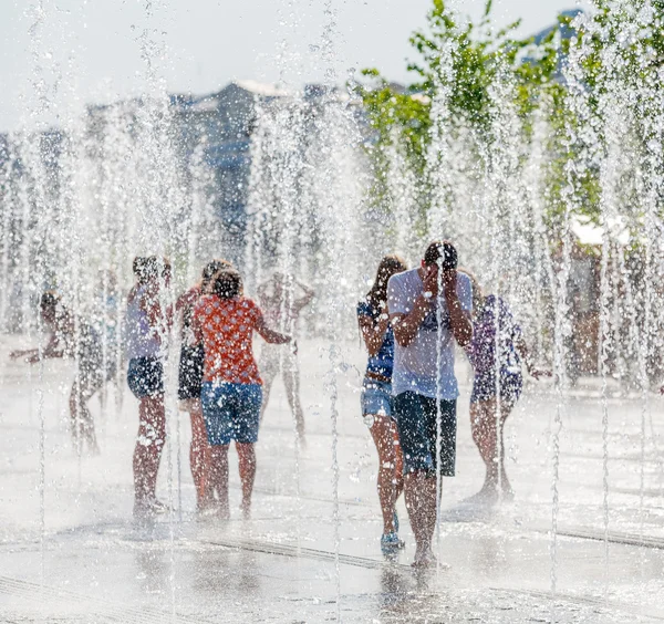 Jóvenes bañándose en fuente seca — Foto de Stock