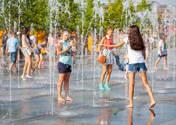 Giovani che fanno il bagno nella fontana asciutta — Foto Stock