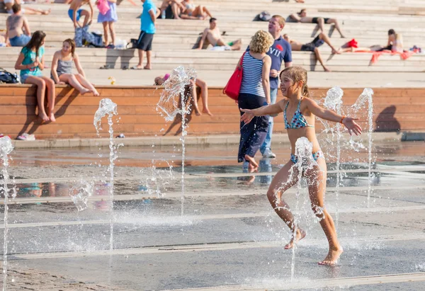 Jóvenes bañándose en fuente seca — Foto de Stock