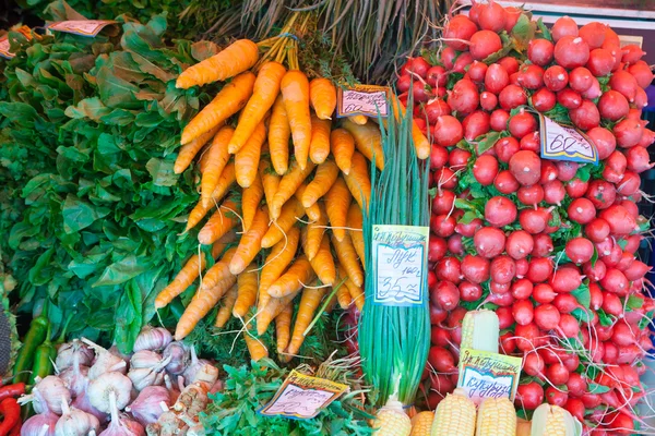 Möhren, Radieschen, Zwiebeln, Knoblauch an der Gemüsetheke — Stockfoto