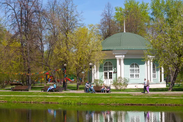 Ruhende Menschen und Holzpavillon im Katharinenpark — Stockfoto