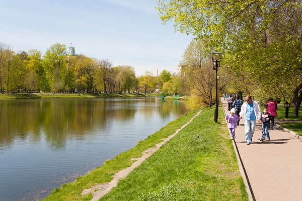 Gente caminando en la orilla del estanque en Catherine Park — Foto de Stock