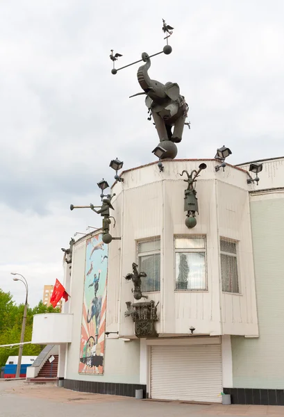 Sculptures on Durov Animals Theater building — Stock Photo, Image