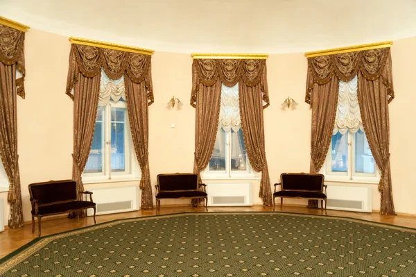 Παράθυρα, διακοσμημένα με κουρτίνες στην κύρια αίθουσα του Ωδείου της Μόσχας — Φωτογραφία Αρχείου