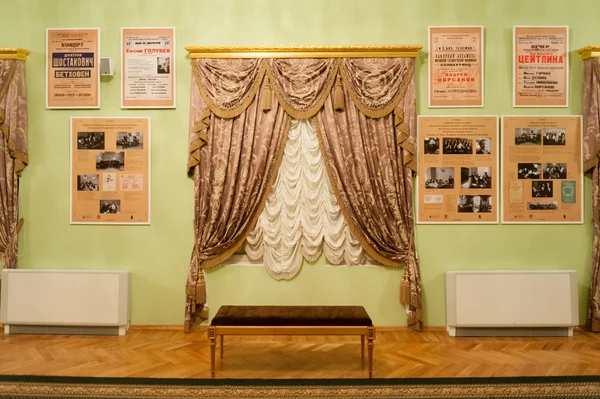 Vieilles affiches et fenêtre dans le foyer du Conservatoire de Moscou — Photo