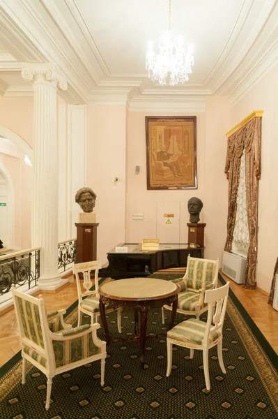 Table, chaises, sculptures et peintures dans le foyer de Moscou Conse Photos De Stock Libres De Droits