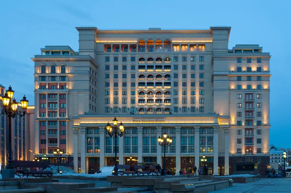 Four Seasons Hotel Moscou la nuit Images De Stock Libres De Droits