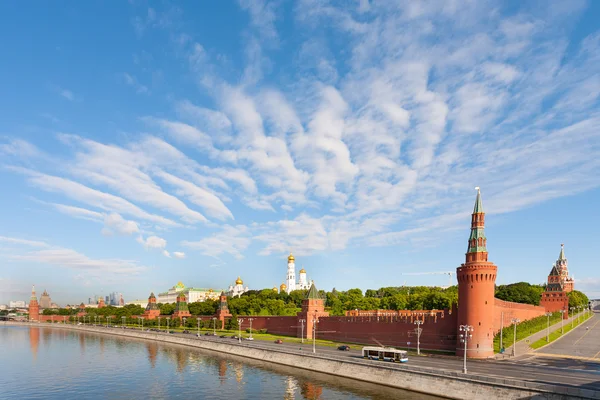 Moskova Kremlin güneşli sabah Moscva Nehri kıyısında