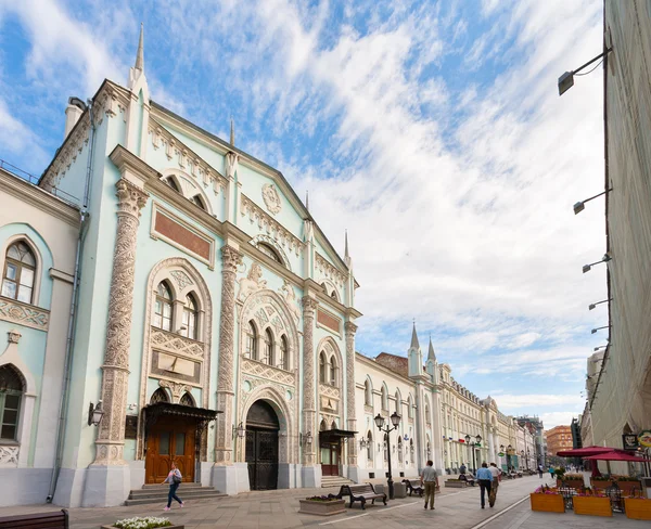 People near Russian State University for Humanities on Nikolskay — Stock Photo, Image