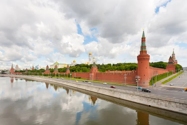 Moscow Kremlin on Moskva River coast on background of cloudy sky — Stock Photo, Image