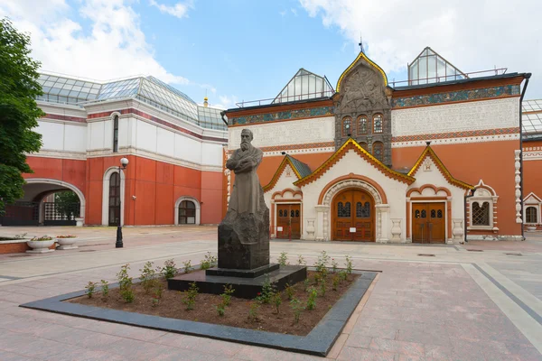 Памятник Павлу Третьякову и здание Третьяковской галереи в Моско — стоковое фото