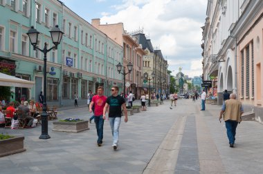 People walking on Rozhdestvenka street