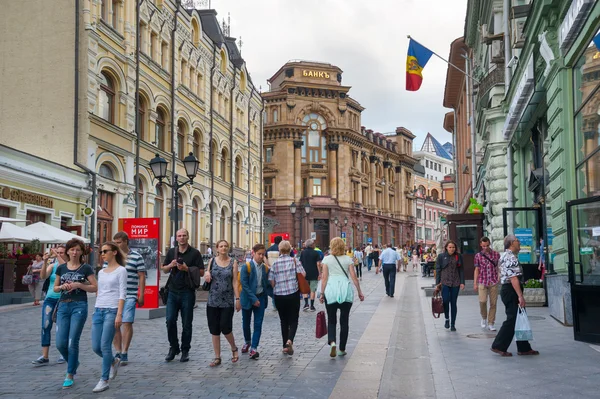 People walking on Kuznetsky Most Street — Stock fotografie