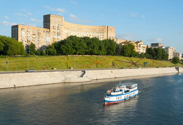 Rivier schip in achtergrond van Rostovskaja rivier — Stockfoto