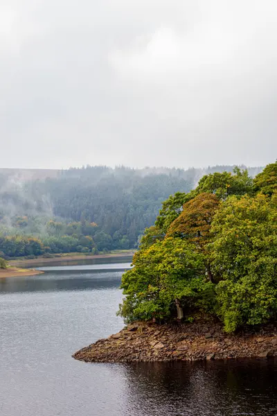 Nebelige Neblige Landschaftsszenen Vom Ladybower Reservoir Peak District National Park — Stockfoto