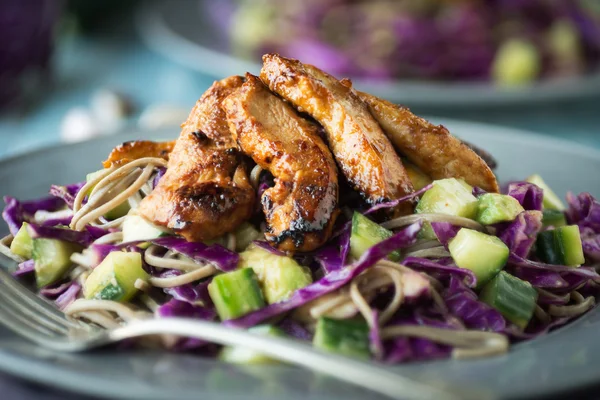 Cold Thai Chicken Cabbage Salad with Soba — Stock Photo, Image