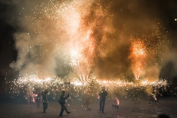 Tradiční correfoc a devils výkon. — Stock fotografie