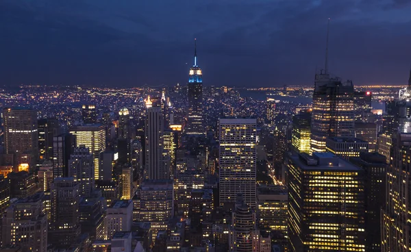 Berömda skyskrapor i New York på natten — Stockfoto