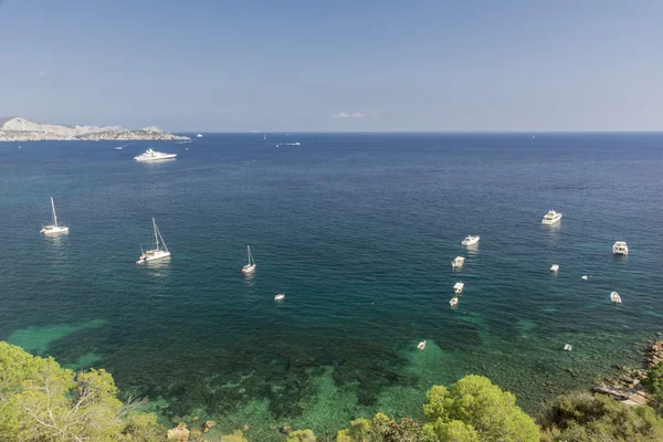 帆船的伊比沙岛地中海碧蓝的海水中 — 图库照片