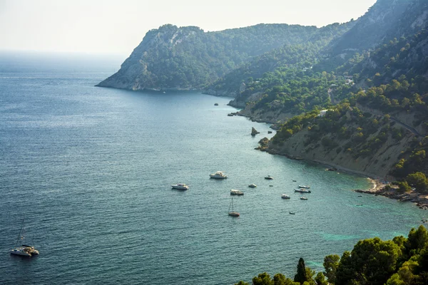 Segelboote eine mediterrane türkisfarbene Bucht in Ibiza — Stockfoto