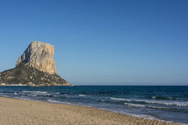 Montaña Penon de Ifach y mar Mediterráneo en Calpe, España . — Foto de Stock