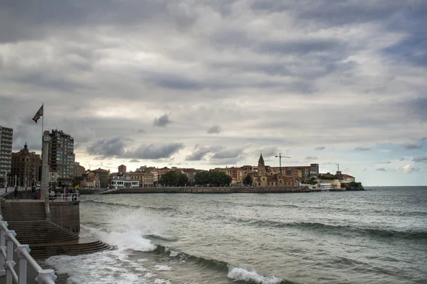 Vista sobre o Porto Velho de Gijon e o mar Cantábrico, Astúrias, Norte de Espanha — Fotografia de Stock