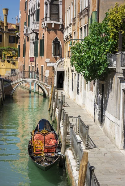 Ponte del diabolo et un canal avec gondole, Venise, Italie — Photo