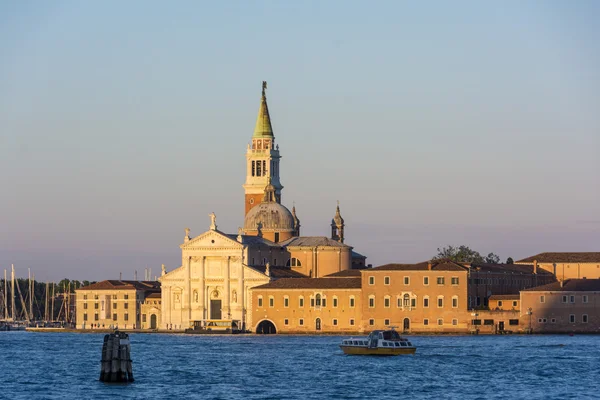 Solnedgången gyllene timmen utsikt över San Giorgio Maggiore-kyrkan i Venedig, Italien — Stockfoto