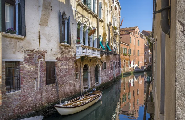 Barcos en un pequeño canal en Venecia, Italia . — Foto de Stock