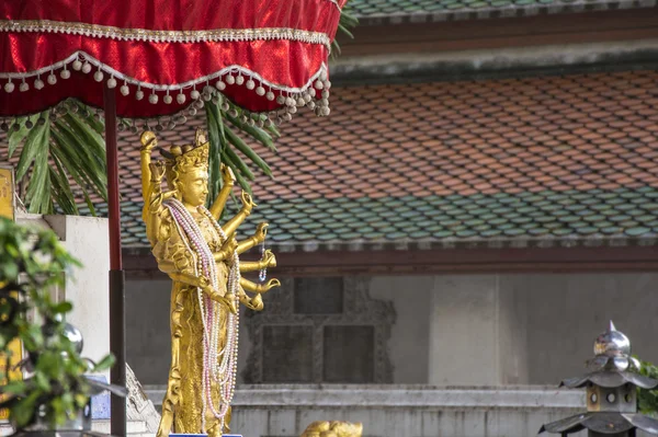 Estatua de oro de Guan Yin en Bangkok — Foto de Stock