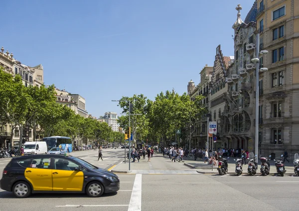 Barcelona, Španělsko - 15 březen 2014: Architektura na Passeig de Gracia v Barceloně, Španělsko. Jeden z nejvýznamnějších nákupní a obchodní oblasti ve městě — Stock fotografie