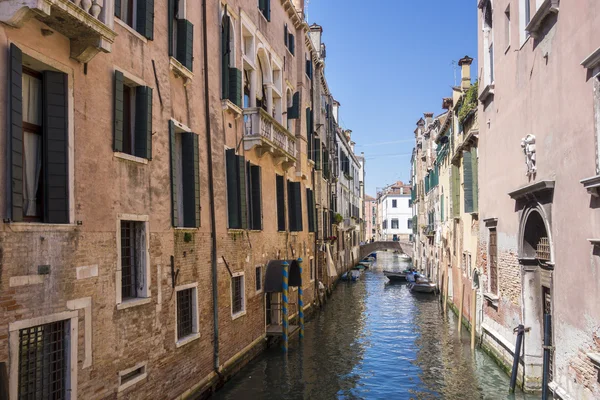 Barche su piccolo canale a Venezia, Italia . — Foto Stock