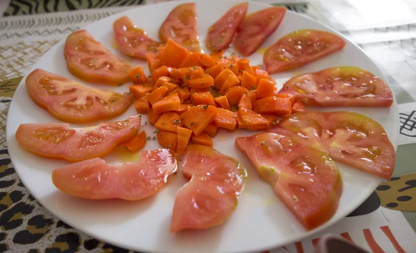 Pomidor sałatka z marchwi i oregano — Zdjęcie stockowe