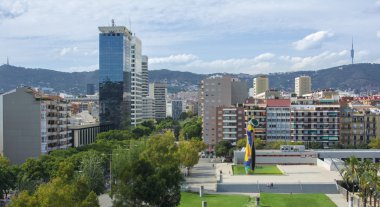 Barcelona Eylül 2014. Heykel kadın ve kuş, Joan Miro tarafından oluşturulmuş.