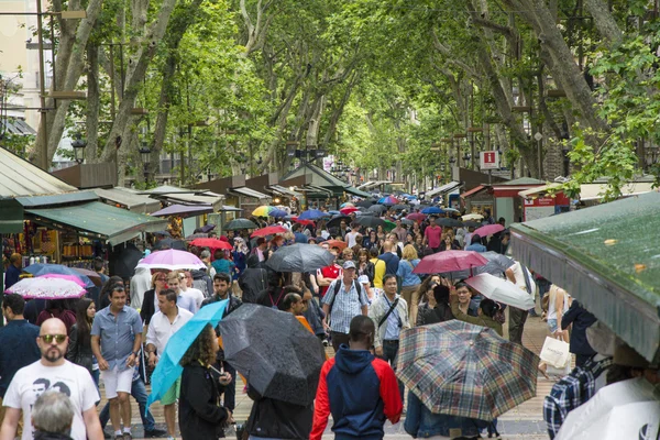 Ramblas Barcelona natěsnané na deštivý den — Stock fotografie